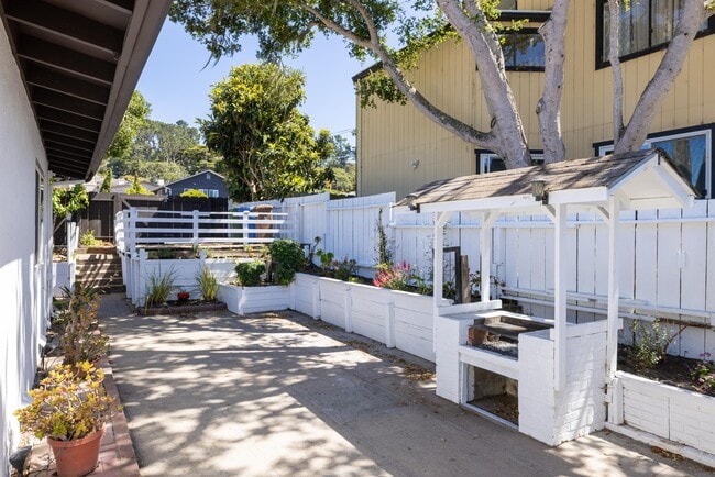 Building Photo - 1571 David Ave