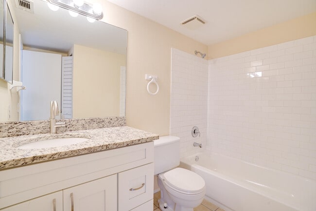 Building Photo - 1722 SE Balmoral Ct