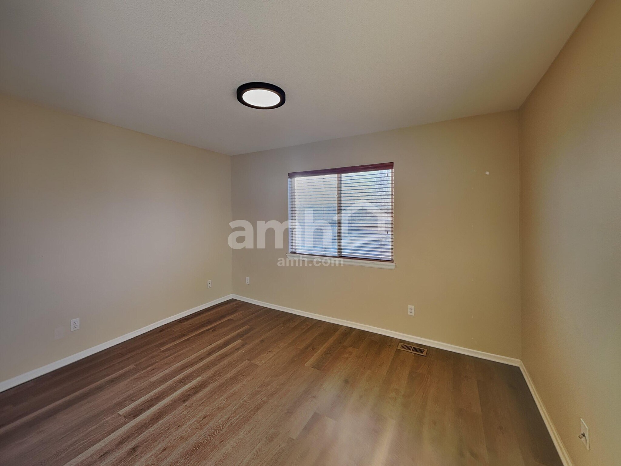 Building Photo - 12865 Roslyn St