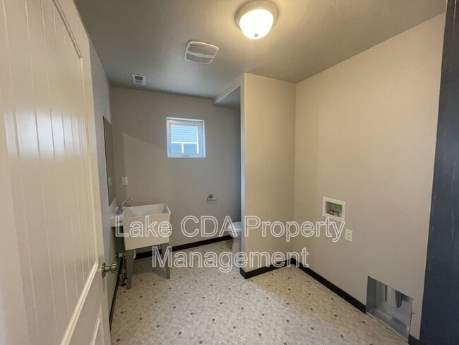 Building Photo - 12397 N Cavanaugh Dr