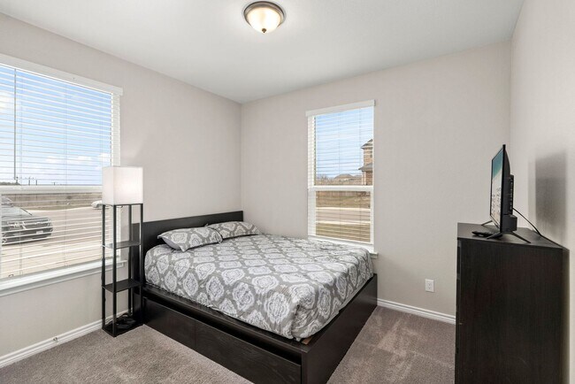 Building Photo - 2318 Themis Wy