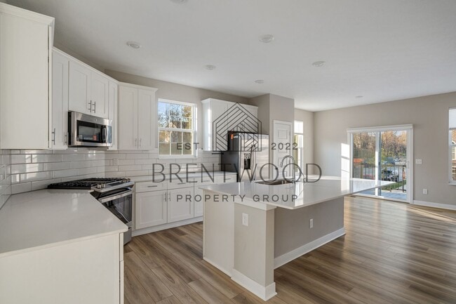 Building Photo - Move-In Ready Modern Townhome in Sought-Af...