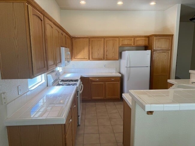 Building Photo - Beautiful Three Bedroom in the Golf Cou...