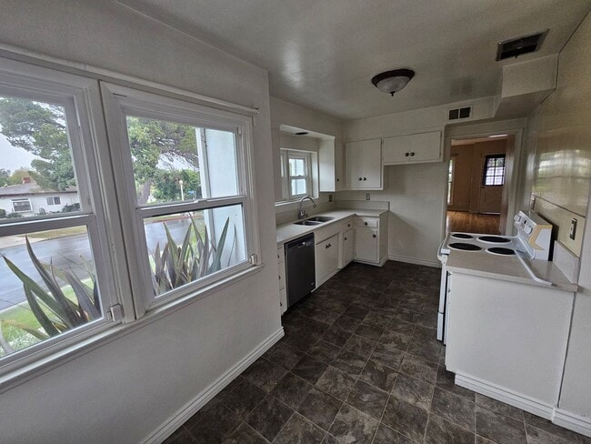 Building Photo - Flight Ave