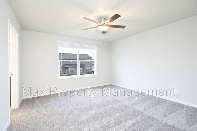 Building Photo - 211 NE Whitetail Dr