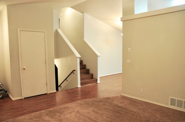 Building Photo - 4 bed 3 bath home with second living room