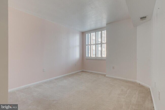 Building Photo - 851 N Glebe Rd
