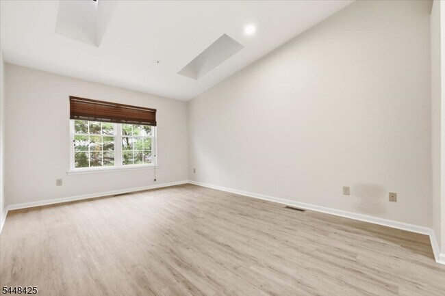 Building Photo - 604 Knollwood Ct