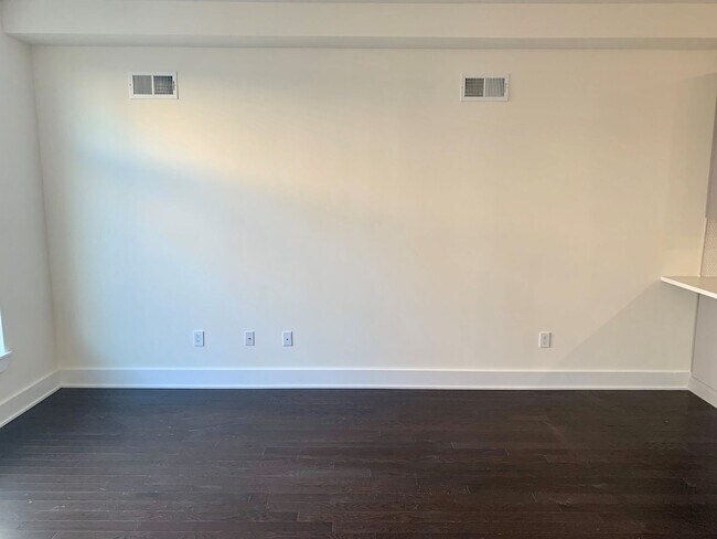 Building Photo - Luxurious 1-Bedroom Apartment in Olde Kens...