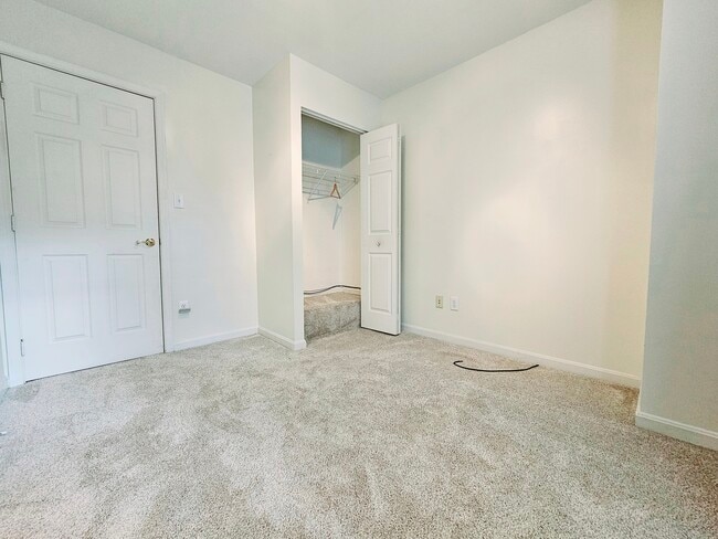 Building Photo - 435 Oakton Way