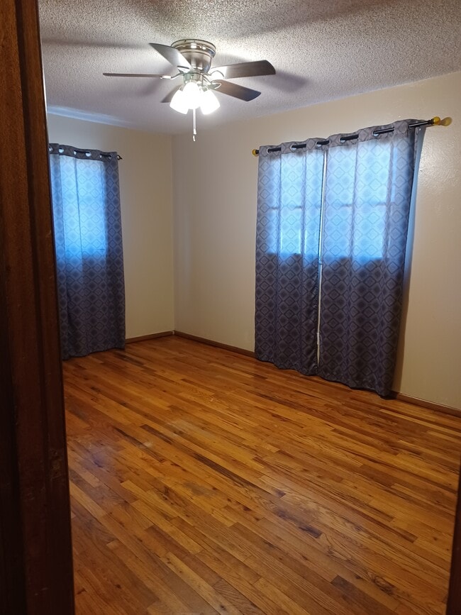 Building Photo - 601 Prairieview Dr