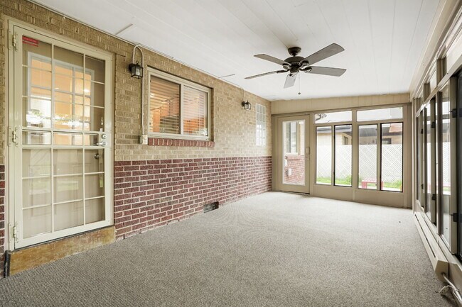 Building Photo - Two bedroom gem in the heart of Sloan's!
