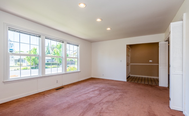 Building Photo - Lovely Home | Central A/C | Swimming Pool