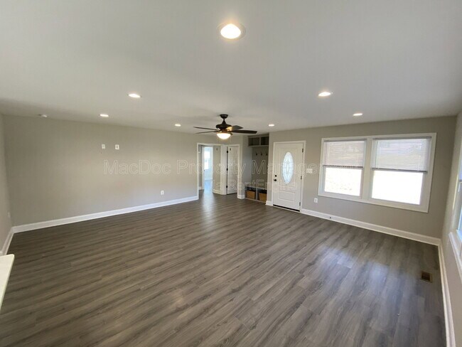 Building Photo - 77 Lakeview Dr