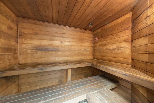 Building Photo - 10 E Ontario St