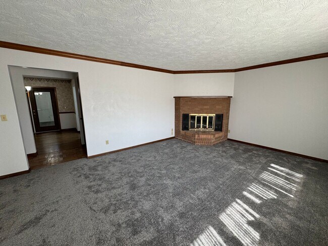 Building Photo - 3 bedroom 2 bath home with a bonus room in Davenport