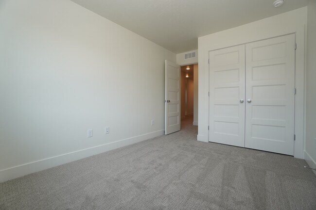 Building Photo - 1333 N Webb Wy