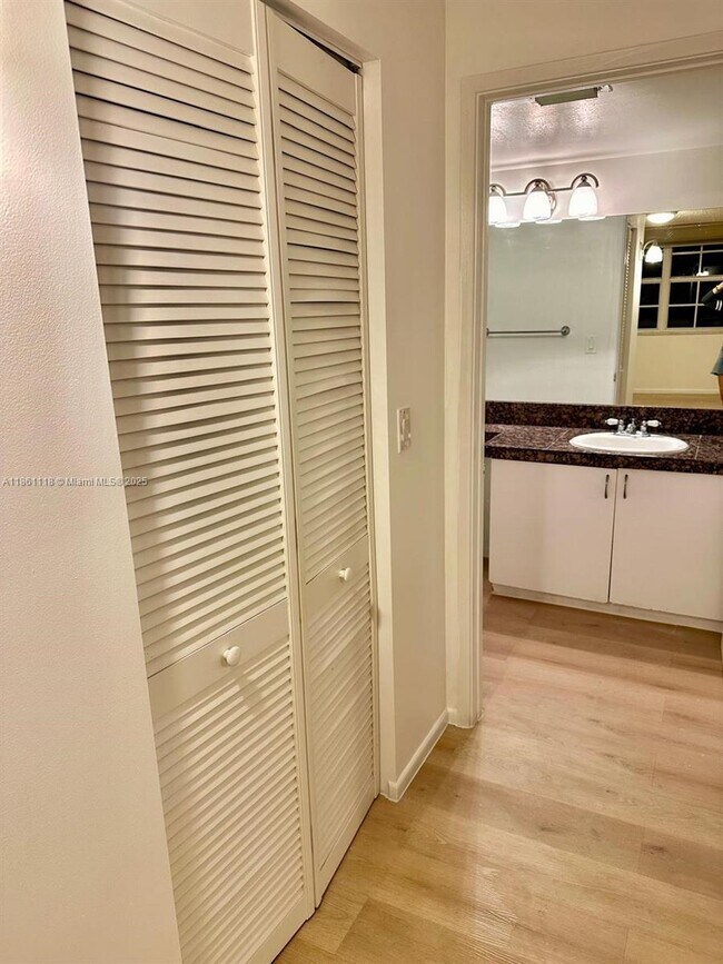 Building Photo - 19601 E Country Club Dr