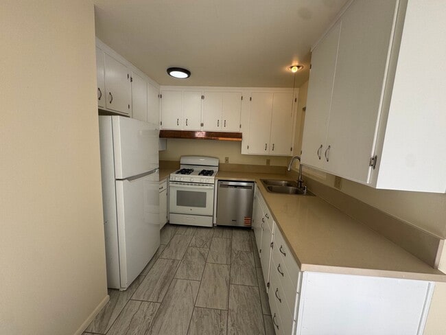 Building Photo - 708 E Cook St