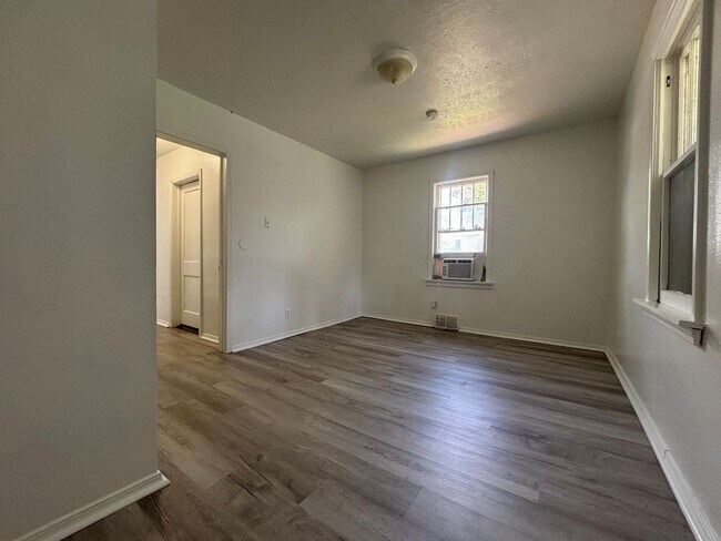 Building Photo - 202 N Scenic Ave