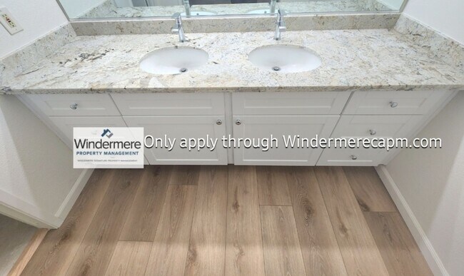 Building Photo - Gorgeous Halfplex in the heart of Carmichael! Available Now!