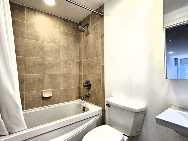 Building Photo - Amazing downtown condo in the heart of Dee...