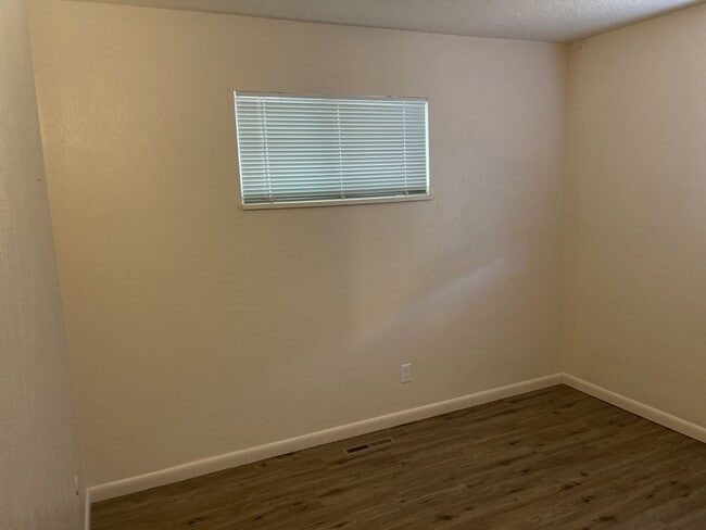 Building Photo - 2 Bed 1 Bath Duplex