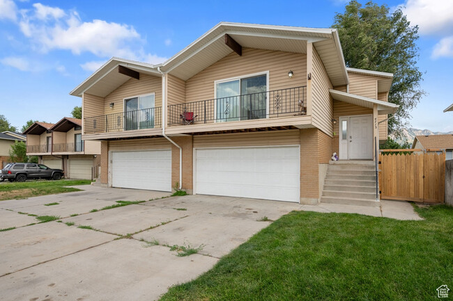 Two car garage and driveway - 4713 S Xanadu Cir