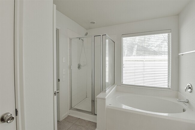 Building Photo - 2825 Woodspring Forest Dr