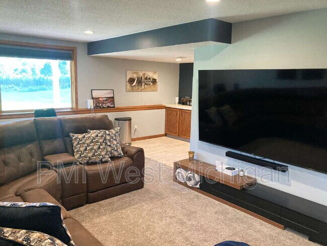 Building Photo - 1054 Fairfield Dr