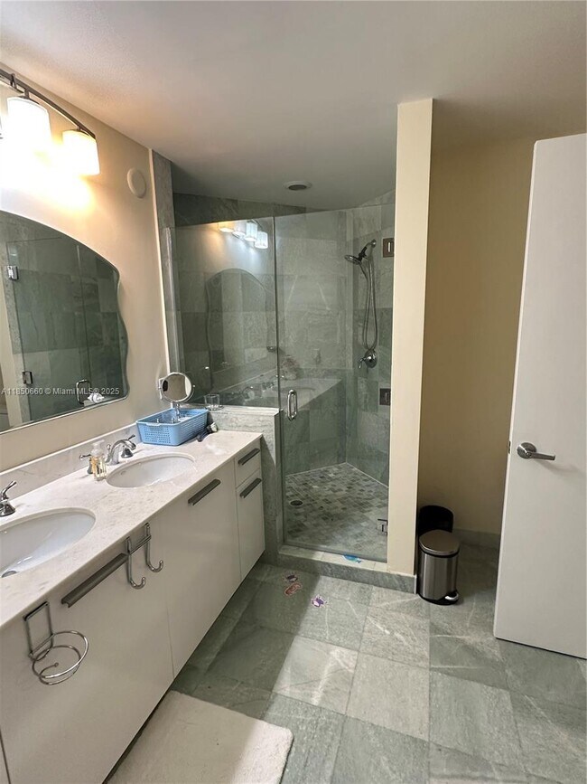 Building Photo - 1060 Brickell Ave