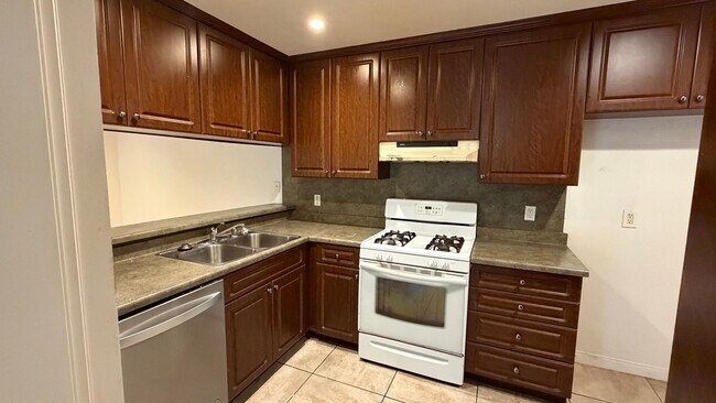 Building Photo - Single Family Home in Port Hueneme