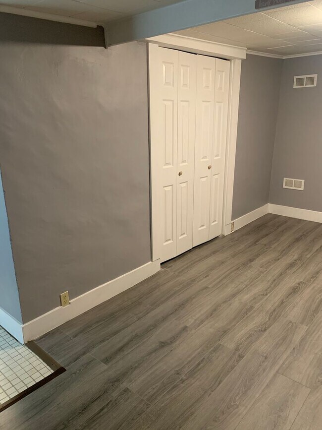 Building Photo - Spacious 1-Bedroom Apartment with Parking & Shared Yard — Midtown Kingston