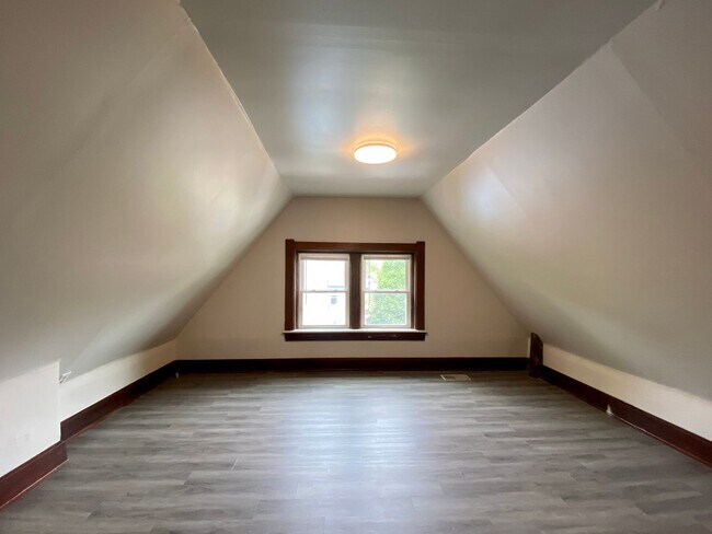 Building Photo - 146 Parker St