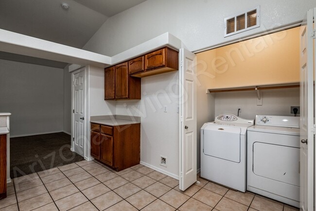 Building Photo - GORGEOUS 4 BEDROOM HOME