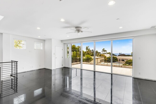 Building Photo - 3 Bed 3 Bath Ocean View, Penthouse "Mark Singer" Residence in Downtown Laguna Beach