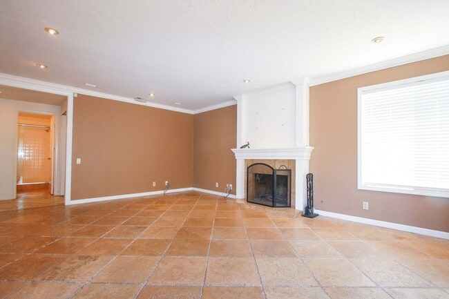 Building Photo - Large 4BR 3BA Updated Home in Quiet Neighb...