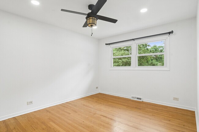 Building Photo - 710 E Valley Ln