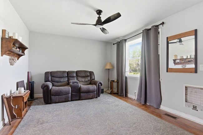 Building Photo - Charming 2b/1b Home in Old Hickory