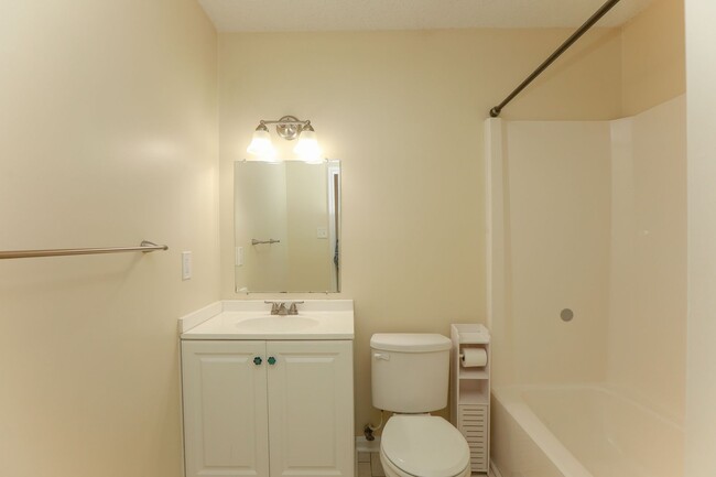 Building Photo - Charming 2 Bedroom Available in Virginia B...