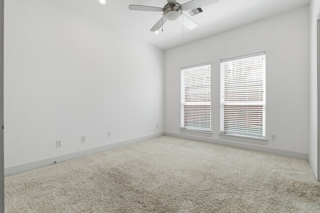 Building Photo - 7239 Laguna Villas