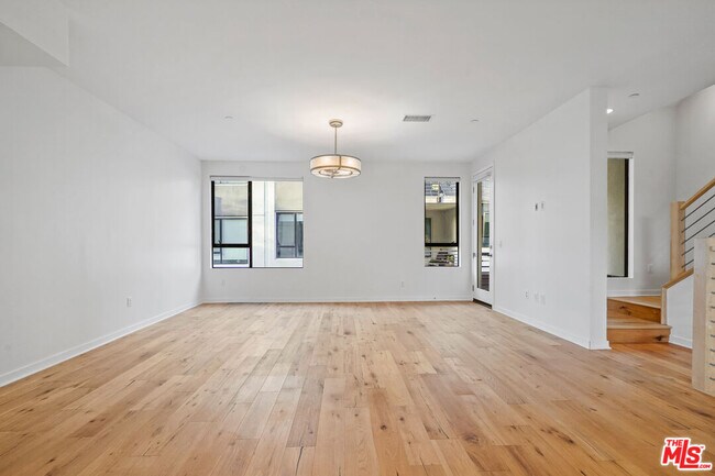 Building Photo - 1427 1/2 Waterloo St