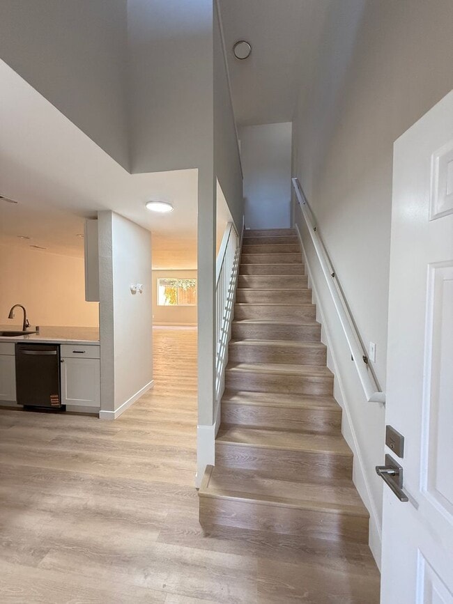 Building Photo - Fully Remodeled Silver Firs Townhome for R...