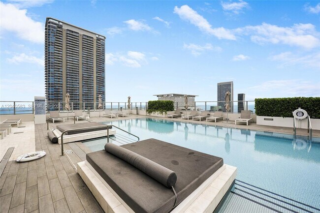 Building Photo - 1010 Brickell Ave