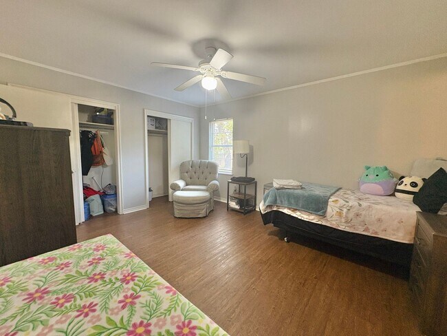 Building Photo - Spacious 3-Bed, 2-Bath Home with Large Sho...