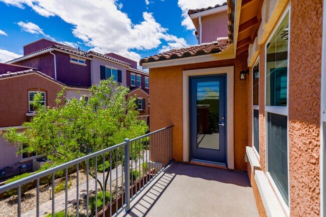 Building Photo - Beautiful 3 Bedroom Townhome With Stunning Mountain Views