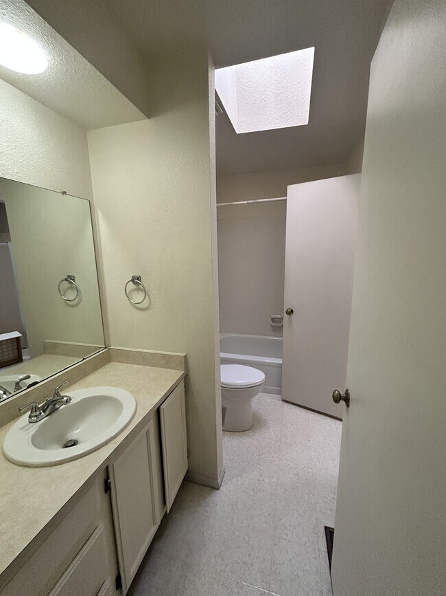 Building Photo - 3500 Rolling Green Dr