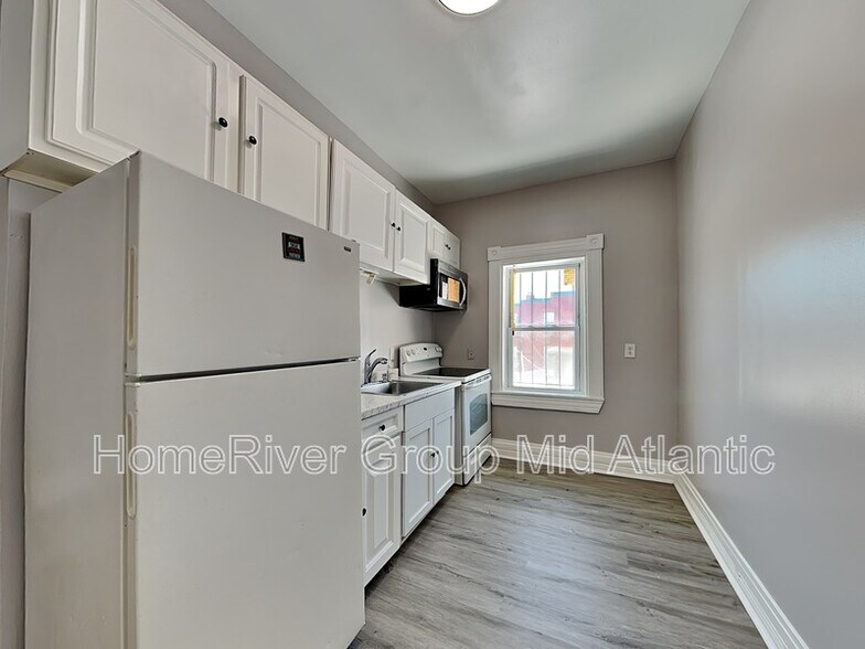 Primary Photo - 702 Dolphin St