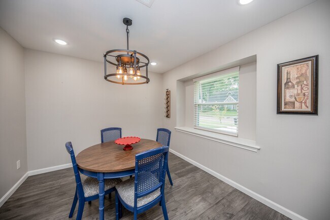 Building Photo - 926 Chantilly Ln