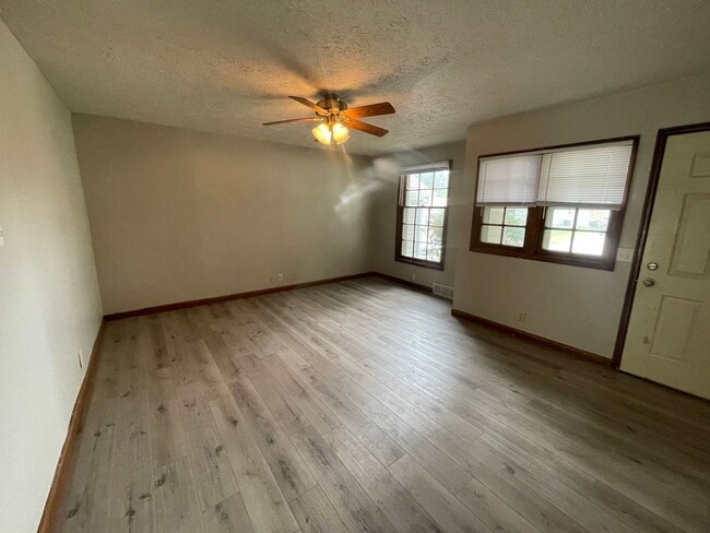 Building Photo - PRICE REDUCED! 4 Bedroom, 1.5 Bathroom House Available, Centrally Located! ¡Casa de 4 dormitorios...